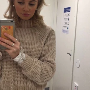 Beige stickad tröja  - Säljer min absoluta favorit tröja, (se material på andra bilden) den är så otroligt mjuk. Säljer då den inte passar längre. Den har en liten polo krage. Extremt mysig 🥰 