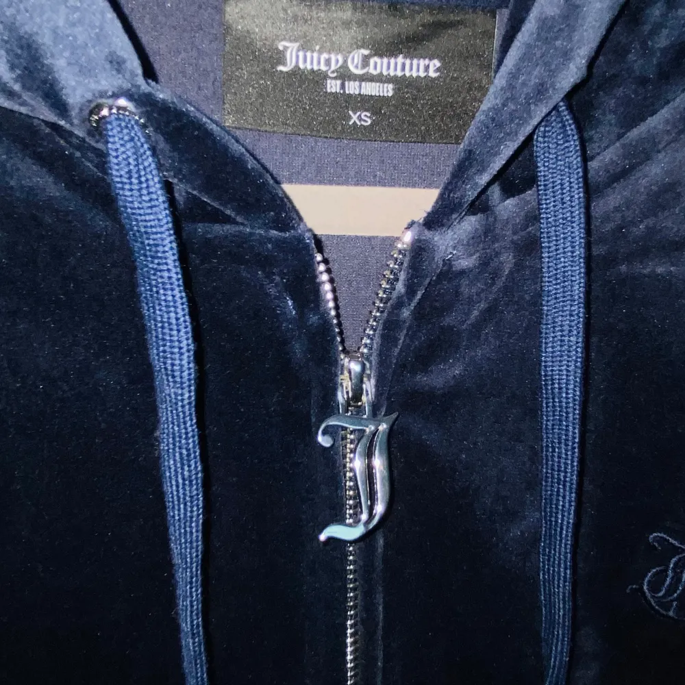 Juicy Couture i färgen nightfall blue 700 kr / del (svart byxa såld). Strl XS i settet. Säljs till den som swishar först✨. Tröjor & Koftor.