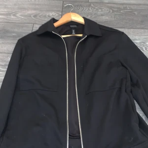Jacka  - Hm jacka oanvänd köpt för 400kr skick 10/10 storlek M säljs för 250kr