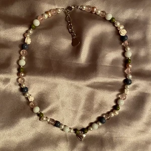 ✿ halsband ✿ - Halsband gjort av blå, gröna och vita glaspärlor samt pärlor av rosenkvarts och sötvattenspärlor 🌊🌷🐇💋🌱 !GRATIS FRAKT!