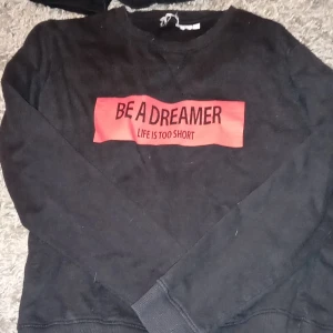 Svart collegetröja i storlek S - En svart collegetröja från NewYorker. Använd en del men trycket är fortfarande fint. Storlek S. Har för mig att det är från märket Amisu.