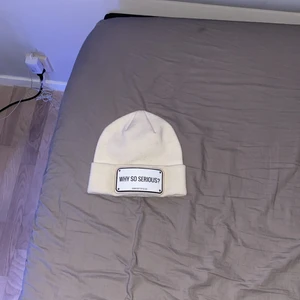 John hatter mössa! - Lyxig john hatter mössa köpt för 1000kr på john hatters hemsida! Jag säljer mössan eftersom att jag inte gillar den, den passar heller inte min huvudform! Den är köpt för 1000kr men säljs nu för 400-500kr