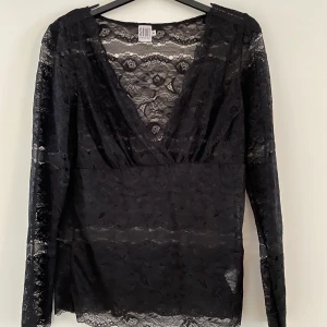 Topp i spets  - Använd 1 gång. Inköpt på Nelly i märket saint tropez. 