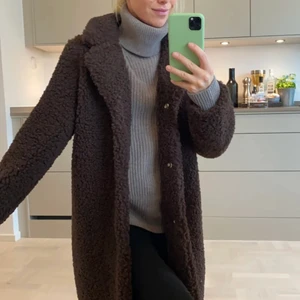 Lång brun teddyjacka   - Aldrig använd. Frakt tillkommer 66kr.