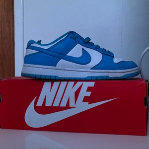 Nike dunk sb universiti blue - Jag har haft dem cirka 3 månader och har knappt användit dom,dvs väldigt bra skick på dom.              Kan sänka priset vid snabba affärer.Skickas snabbt och med spårning eller möts upp. Vid frågor hör av er.:)