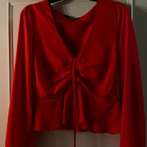 Toppar och klänning - Knappt använda. En klänning i storlek S från zara. Båda topparna i storlek M men passar en S 