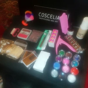 Nagel Kit Coscelia Proffessionell Nail Art - Helt nytt Nagel Kit med diverse nageltillbehör.    Kittet innehåller : x1 TopCoat, x1 Nagel borste, 6st Olika sorters glitter (3st Glittriga & 3st vanliga färger) , X2 Paket Nagelmallar (38st), x1 Elfilsätt, x1 påse extra filhuvuden till elfil, x1 Nagel tång, x1 Ny Nagelfil (fyrkantig med blommor) x1 Pärltång, x1 Aqrylic liquid, x1 Vätskebehållare, X2 Easy edge timmer stencil took, x1 Curve Nail pincing tool. Totalvärde 1229:- 🌸Säljes allt tillsammans 🌸fler bilder kan skickas vid intresse. 💅
