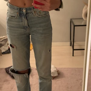 straight jeans med slit - INTRESSEKOLL på dessa jeansen från Ginatricot, klotet för 599kr säljer för 300+! De sitter skit bra på och passar till mycket❤️ buda över 300kr+frakt ❤️ skulle säga att de passar någon som även är 34😅