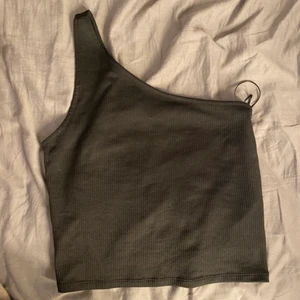 svart topp med sneskuren axel - Svart topp med en axel, storlek M❤️ pris kan diskuteras