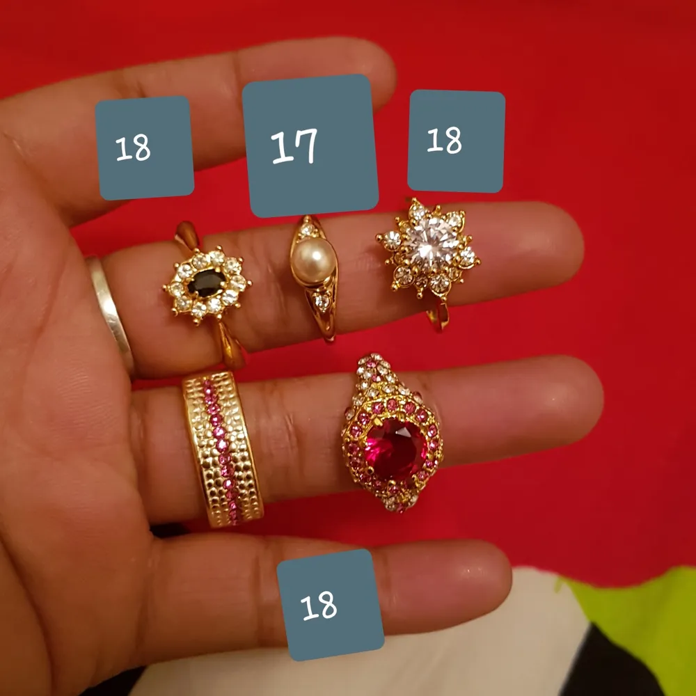 Super snygga ring storlek 17 och 18mm. Allså storlek 7 och 8. Ny och nyskick. Se sista bild där finns ststorlek. Pris från 100kr till 140kr . 15kr frakt .. Asusteet.