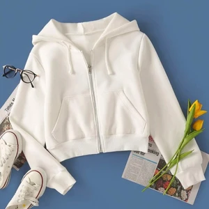 Sweatshirt  - Jätte snygg och bekväm tröja använd en gång och säljer för att den är kort i armarna för mig💕originalpris 250kr💕