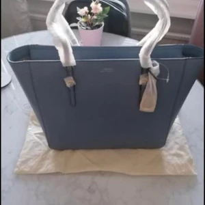 Ralph lauren väska aldrig använd - Ralph lauren väska ljusblå aldrig använd säljs för 1200kr. Köpt för 2699kr. Dustbag finns. Kan mötas upp stationen årstaberg.