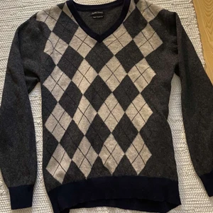 Rutig stickad tröja - Jättefin rutig tröja bara använd få tal gånger och är i perfekt skick! Tröjan är storlek s/m💗 köpare står för frakt