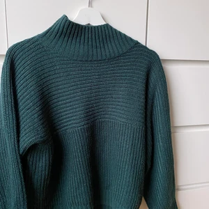 Stickad polo!! - Jättemysig och söt stickad polo ifrån monki! Den är typ mörkgrön! St s!! ✨✨✨✨