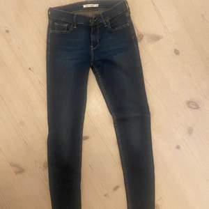 Säljer dessa Levis 701 jeans i storleken 26! de är i princip aldrig använda och säljs då de är lite för små för mig ❤️ väldigt fin märkblå wash, lowwaist 💖 200 kr + frakt (ord pris ca 1000 kr) 💖 pris kan alltid diskuteras 🙏🏼