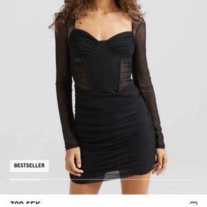 svart klänning - perfekt till nyår! aldrig använd å lappen kvar!! köpt för ca 500kr!! är i storlek xs men mkt stretchigt material så passar även större!!