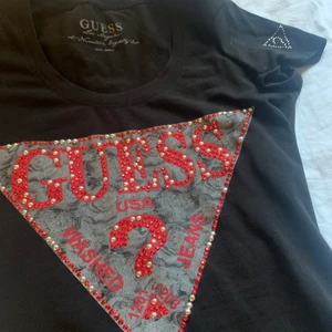Guess T-shirt  - Guess t-shirt med fina detaljer, bara använd fåtal gånger och är i perfekt skick! Köpare står för frakt❤️