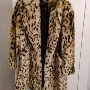 Leopard kappa - stor vinter kappa, Ej använd och är i bra skick.