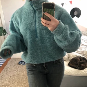 Blå tjocktöja  - Blå supermysig tröja från bikbok. Bra skick och kan justeras vid midjan. Passar allt från Xs till M beroende på hur oversized man vill ha. Köpare står för frakt 💗