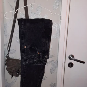 Jeans - Ett par skitsnygga svarta jeans från zara. De är ganska korta och är i modellen Mom Jeans. Bra skick och strl 36. Säljer pga att de inte längre kommer till användning. Köpte dem för 400 och mitt pris är 140+60 frakt. Skriv för fler bilder❤