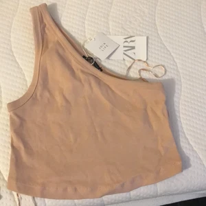 Topp  - Oanvänd lapp på, fin topp i begie sitter super bra