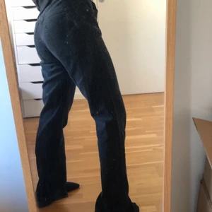 Jeans  - Ett par svarta jeans med slits som jag köpt här på Plick. Dom var förstora så dom är aldrig använda av mig, är 170 ca och är lite långa🙂 köpare står för frakt