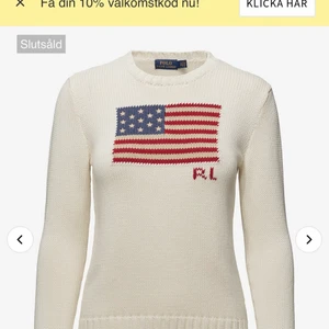 Ralph lauren tröja - Vit Ralph lauren tröja med flagga på. Andvänd en gång. Liten fläck på bakärmen går säkert bort. Originalpris 1395kr