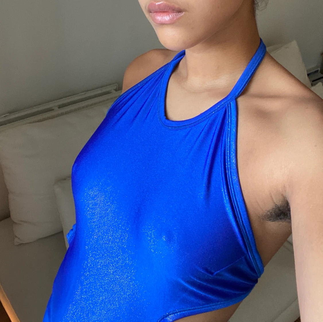 Glittrig, blå klänning  - 90