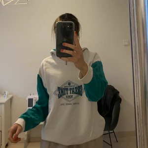 Second hand vintage - Second hand hoodie med coola detaljer, väldigt unik! 😍 Luvan går att öppna upp så ett mönster syns, men går också att stänga. Storlek står inte men skulle säga en S! 