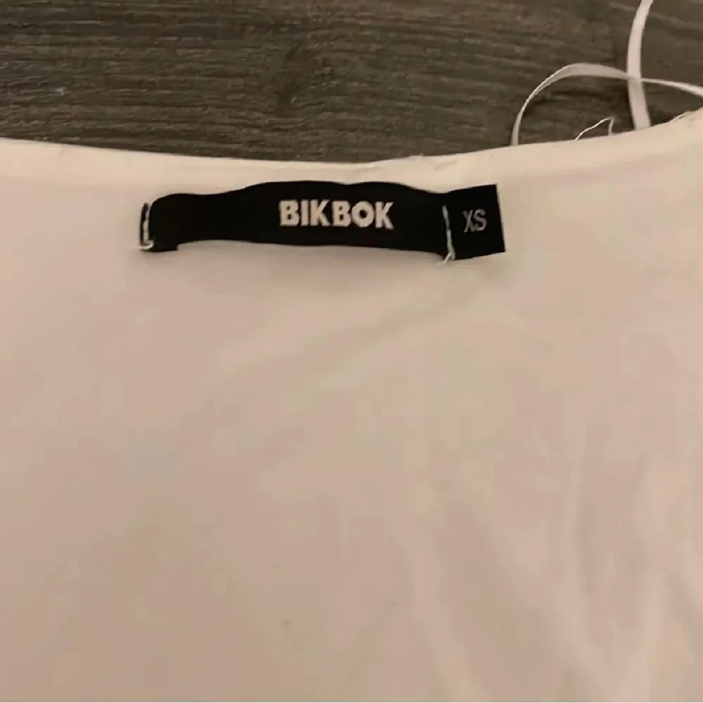 Långärmad tröja från BikBok, jättefin och bra skick. Nästan lite korsett aktig. Tyvärr är den lite för liten för mig därför säljer jag vidare! Köpare står för frakt 💕. Toppar.