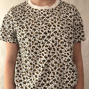 T-shirts  - T-shirts från ONLY, storlek L sitter mer som M. Tröjan är använd men det är inget som syns, fint skick💗                            Köparen står för frakten 