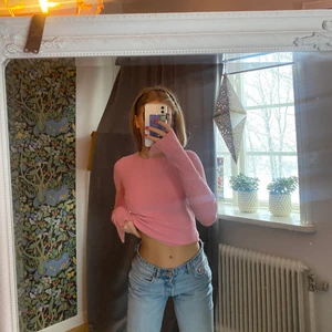 Stickad tröja  - En jättefin stickad tröja från Bikbok! Säljer pga att jag inte får någon användning av den💞 den är i jättefint skick och i storlek xs (men stretchig)