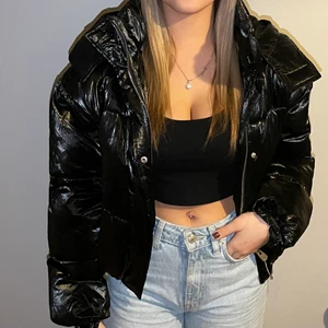 Pufferjacka i lack - Jättefin jacka från pull&bear!!! Tyvärr aldrig använd !
