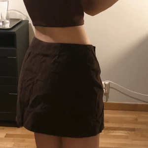 Brun kjol - En brun, snygg kjol från Humana. Plagget sitter normalt (jag är 175 cm lång). Har aldrig använts. Ingen retur. Alla plagg som säljs tvättas noga innan leverans! Det är bara att skriva om du har några frågor! <3