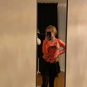 Tröja med tryck - Rosa tun och skön tröja med tryck av den lilla arga tjejen i Moomin. 