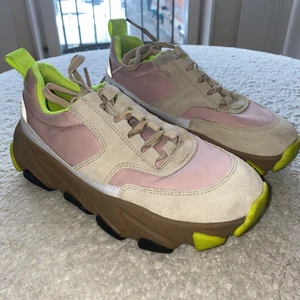 Chunky sneakers - Coola sneakers från svea med mockadetaljer! Reflex bak och en chunky sula. Fint skick! Ordinariepris 1299