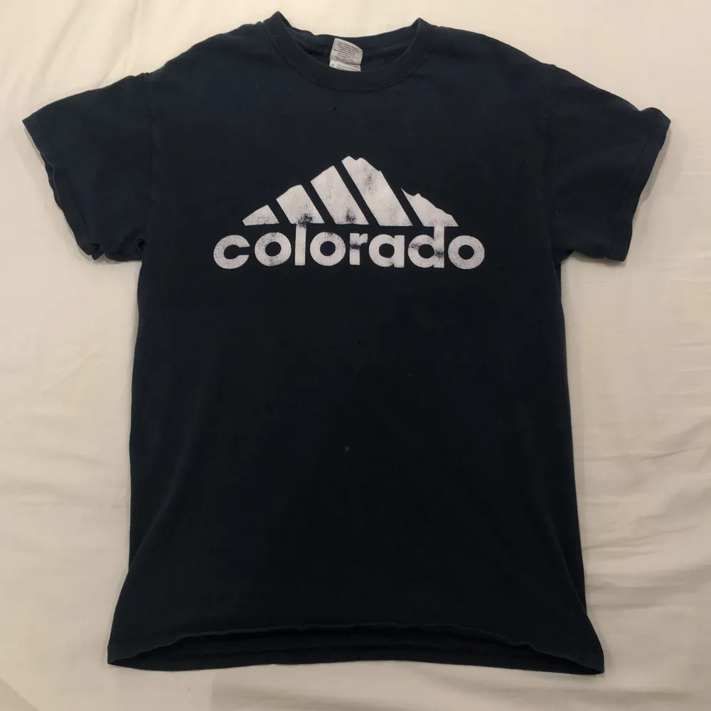 Fin tröja i storlek M som är köpt i Colorado för ca 5år sedan. 100% Bomull. Säljer på grund av att jag ej använder den längre. OBS: Tröjan har ett hål i armhålan och 3 små hål se sista bilden. Därav vet jag inte ens om den är värd något. . T-shirts.
