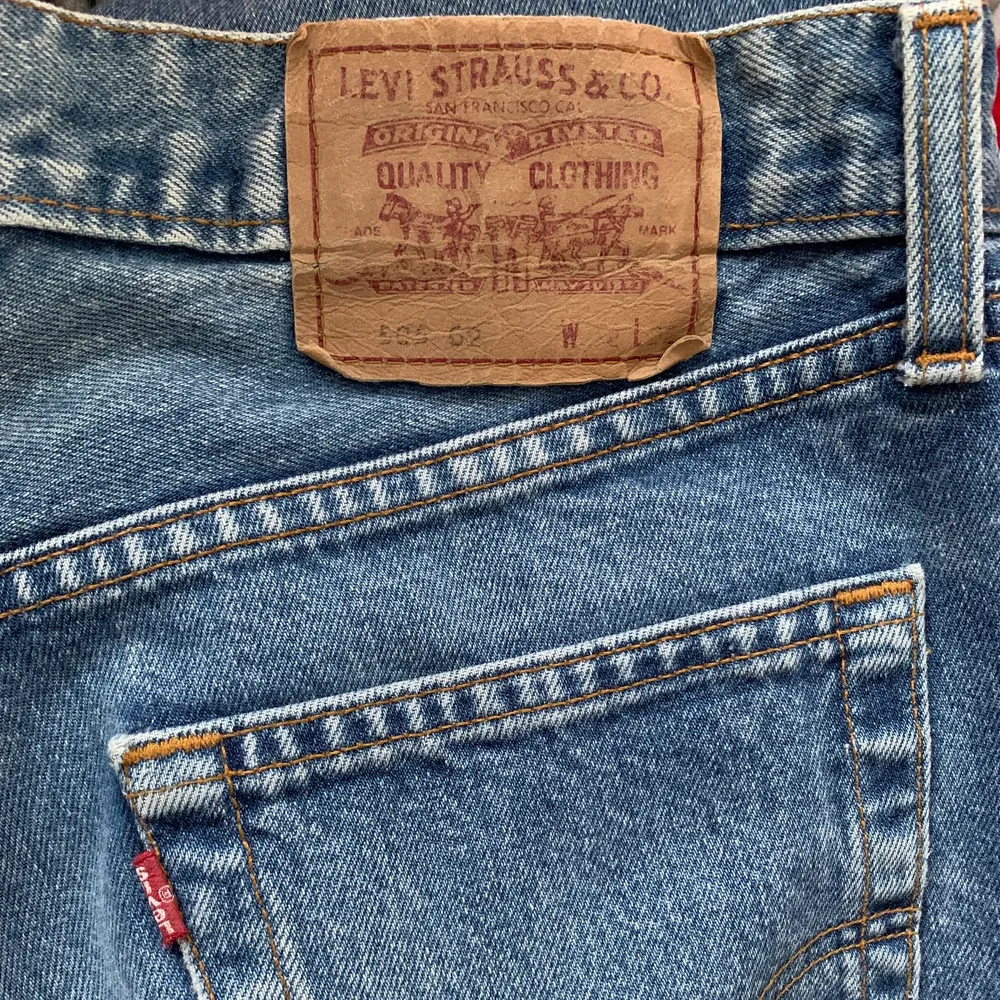Levis i modell 505 Straight Fit. Köpta på second hand men bara använda ett fåtal gånger. Etikett bak ganska urtvättad men annars är byxorna helt hela och i fint skick!                                                    W.32 L.32 . Jeans & Byxor.