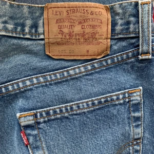 Levis 505 Straight Fit - Levis i modell 505 Straight Fit. Köpta på second hand men bara använda ett fåtal gånger. Etikett bak ganska urtvättad men annars är byxorna helt hela och i fint skick!                                                    W.32 L.32 