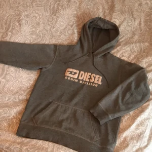 Diesel hoodie - Diesel hoodie man M, jag tycker den är lite liten i storleken, så snarare en S skulle jag säga. Lite sliten i en söm nere vid mudden men annars i väldigt bra skick😊230+60kr frakt 