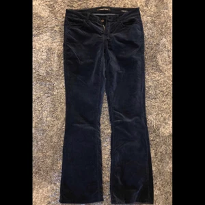 Cambio S/M - Jag är 166cm och dem sitter perfekt. lowrise jeans. De e jätte mjuka på insidan och utsidan. Och dem e oanvända. Säljer dem för jag använder it dem. 