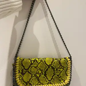 Väska som är Stella mccartney inspirerad i gult orm mönster. Köpt i Mallorca för 500kr💕 (kan hämtas i nacka) fungerar med både korta och långa band. 