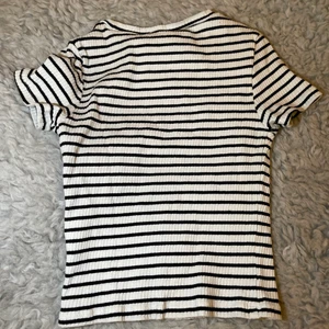 T-shirt - En randig basic T-shirt som är som en magtröja passar bra för båda storlek xs och s använt den 6-7 gånger