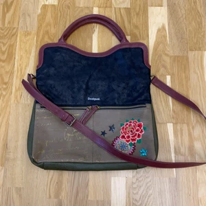 En Desigual handväska  - En fin Desigual handväska, använd ett par gånger.