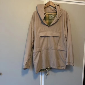 Vintage Anorak  -   Flyttrensning- Massvis med kläder till billiga priser!!   Från 5kr  jag samfrakrar så kolla gärna mina andra annonser!   Kan skicka med frimärken eller spårbart, Frakt priset baseras på paketets vikt! Jag ansvarar inte för postens hantering av paket.   Kontakta mig vid frågor :) 