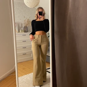 Beiga kostymbyxor - Superfina kostymbyxor i beige från Mango i bra skick! Har tyvärr blivit förstora på mig men formar sig så fint på kroppen! (Jag är 163 cm).⚡️