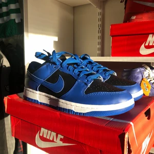 Nike Dunk Low Hyper Cobalt  - Säljer då dom inte kommit till användning! Dom är aldrig använda, endast kartongen är lite skadad pga posten. Skick: 10/10 DSWT 