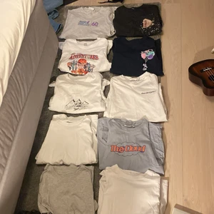 T shirt utsäljning - Hej säljer alla minna t-shirts som blivit för små. De är bara o skriva vilken ni vill ha. 100kr per t shirt eller alla för 800kr.Alla t shirtar passar en person som bär XS. Dm för frågor o köparen står för frakten😀