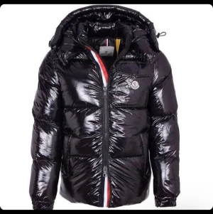 Moncler jacka  - 2300kr priset inte hugget i Sten 