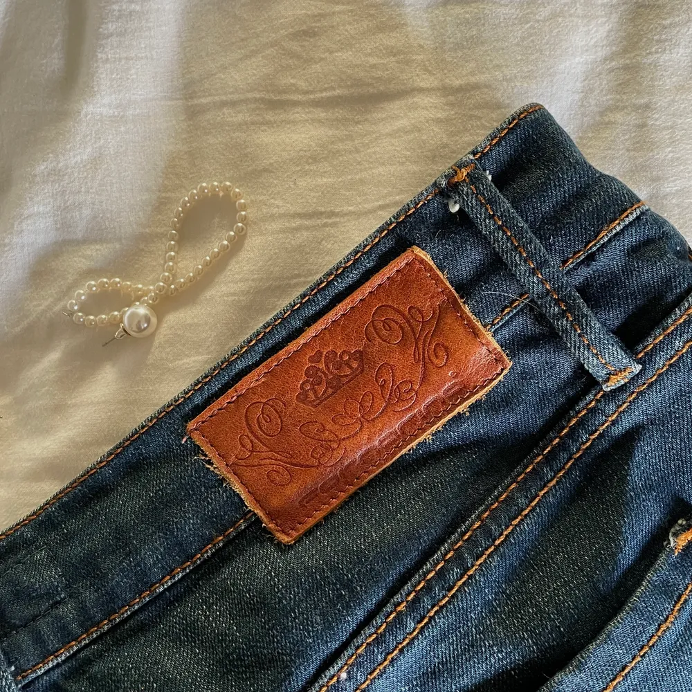 Säljer denna jätte söta jeans kjolen⭐️ Väldigt Y2K!! Om många är intresserade blir det budgivning. Köparen står för frakten💗           ⚠️ Bilderna är mina och om du vill använda dom får du gärna tagga mig i ditt inlägg⚠️. Kjolar.
